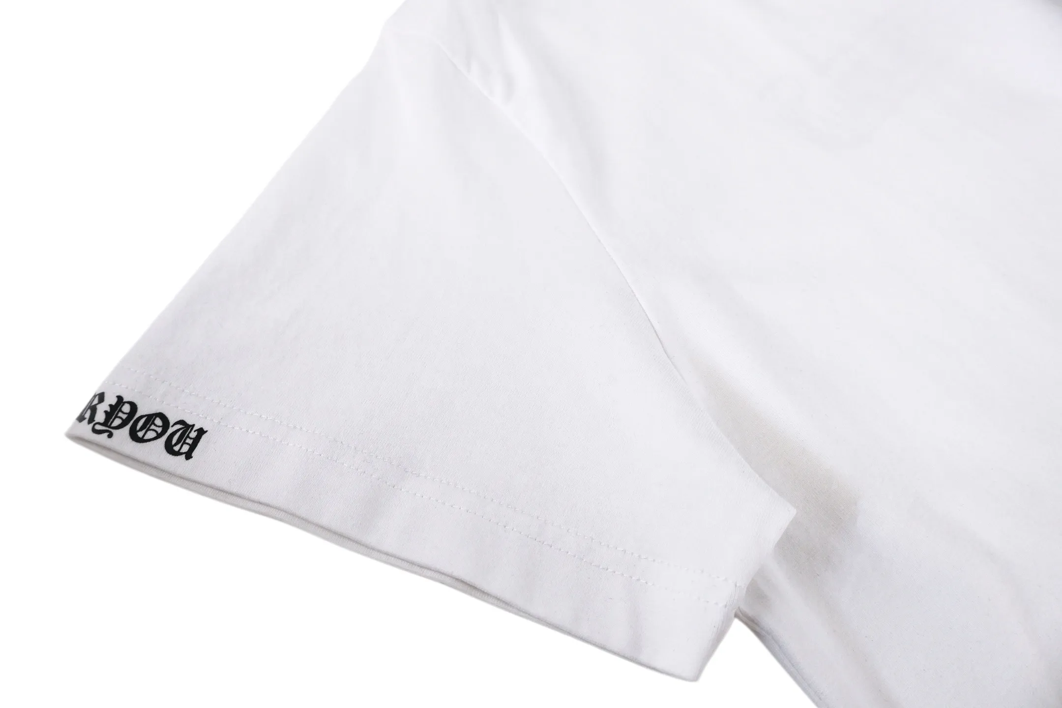 Chrome Hearts （White） ， ， ， Breathable ， ， T Quality ； Classic ， ， ， ， ； ， Classic ， ，Black White ； ， ， 、 ， ； ， ； ， ， 。 Size:S-M-L